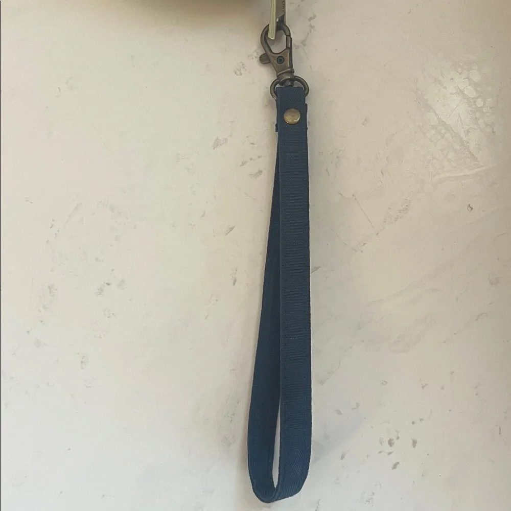 TRAVELON WALLET ZIP AROUND CLOSE REMOVABL WRISTLET STRAP WOMENS